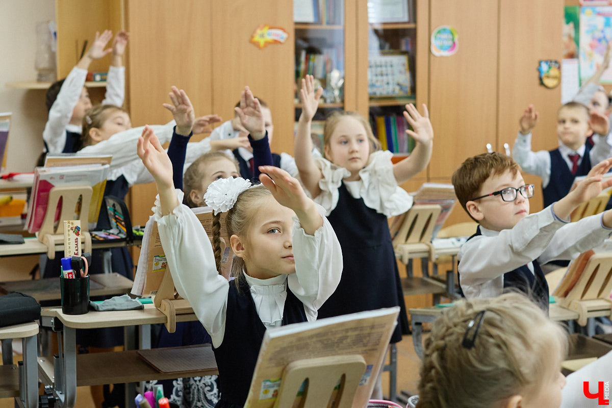 Ученики первого класса школы № 37 учатся в режиме сенсорной свободы и психомоторной раскрепощенности по методике Базарного. Каждые 15 минут дети по очереди встают и садятся, следят за знаком бесконечности на потолке, балансируют на тренажере, много играют и мало болеют. «Ключ-Медиа» пригласили на занятия по необычной программе.