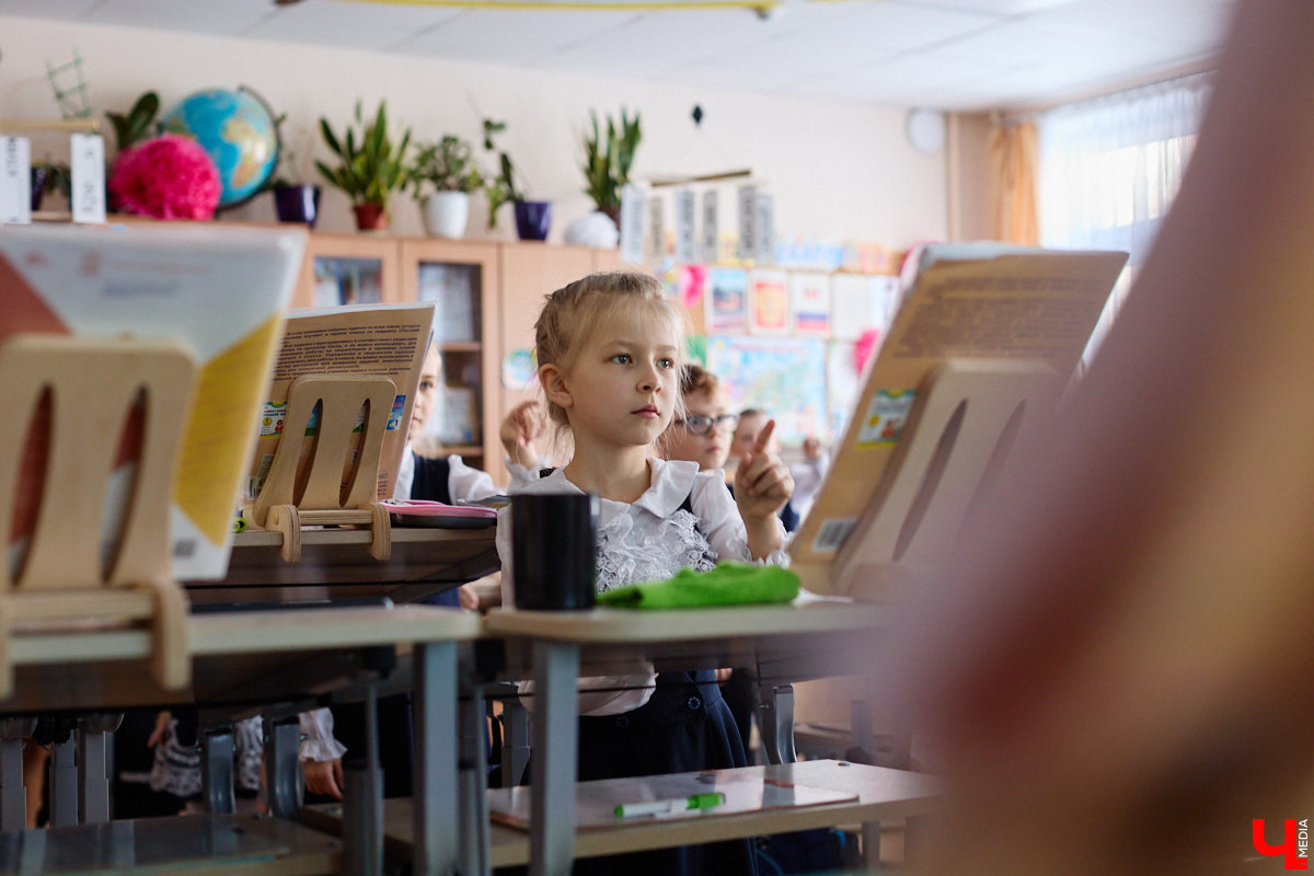 Ученики первого класса школы № 37 учатся в режиме сенсорной свободы и психомоторной раскрепощенности по методике Базарного. Каждые 15 минут дети по очереди встают и садятся, следят за знаком бесконечности на потолке, балансируют на тренажере, много играют и мало болеют. «Ключ-Медиа» пригласили на занятия по необычной программе.