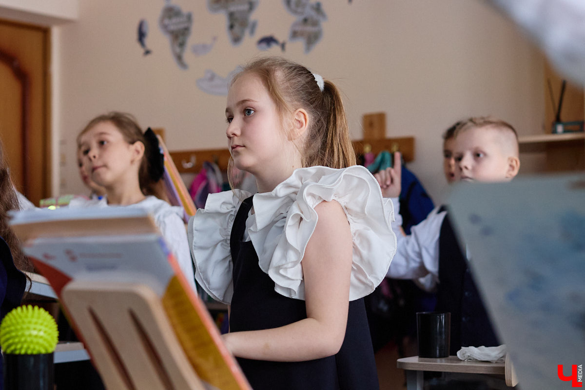 Ученики первого класса школы № 37 учатся в режиме сенсорной свободы и психомоторной раскрепощенности по методике Базарного. Каждые 15 минут дети по очереди встают и садятся, следят за знаком бесконечности на потолке, балансируют на тренажере, много играют и мало болеют. «Ключ-Медиа» пригласили на занятия по необычной программе.