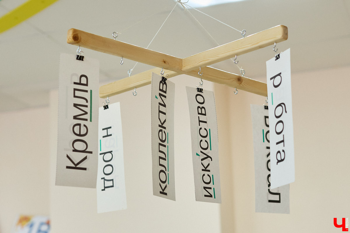 Ученики первого класса школы № 37 учатся в режиме сенсорной свободы и психомоторной раскрепощенности по методике Базарного. Каждые 15 минут дети по очереди встают и садятся, следят за знаком бесконечности на потолке, балансируют на тренажере, много играют и мало болеют. «Ключ-Медиа» пригласили на занятия по необычной программе.