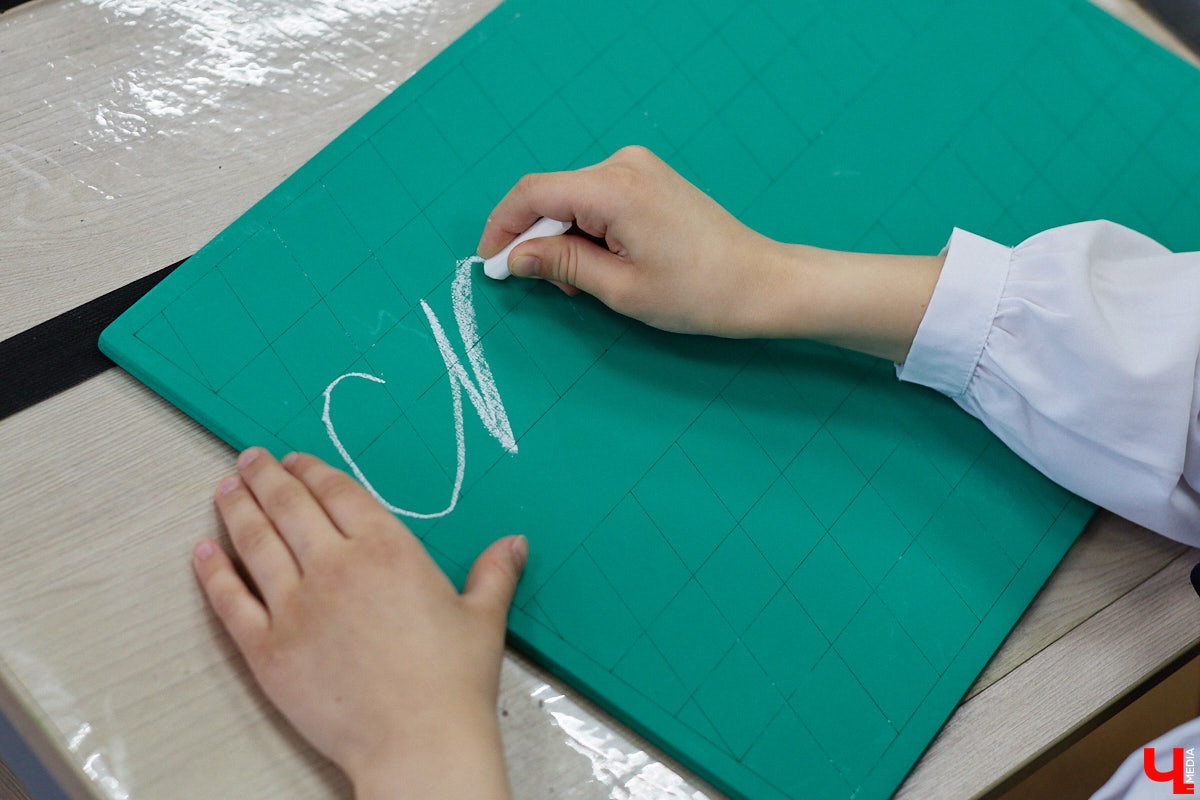 Ученики первого класса школы № 37 учатся в режиме сенсорной свободы и психомоторной раскрепощенности по методике Базарного. Каждые 15 минут дети по очереди встают и садятся, следят за знаком бесконечности на потолке, балансируют на тренажере, много играют и мало болеют. «Ключ-Медиа» пригласили на занятия по необычной программе.