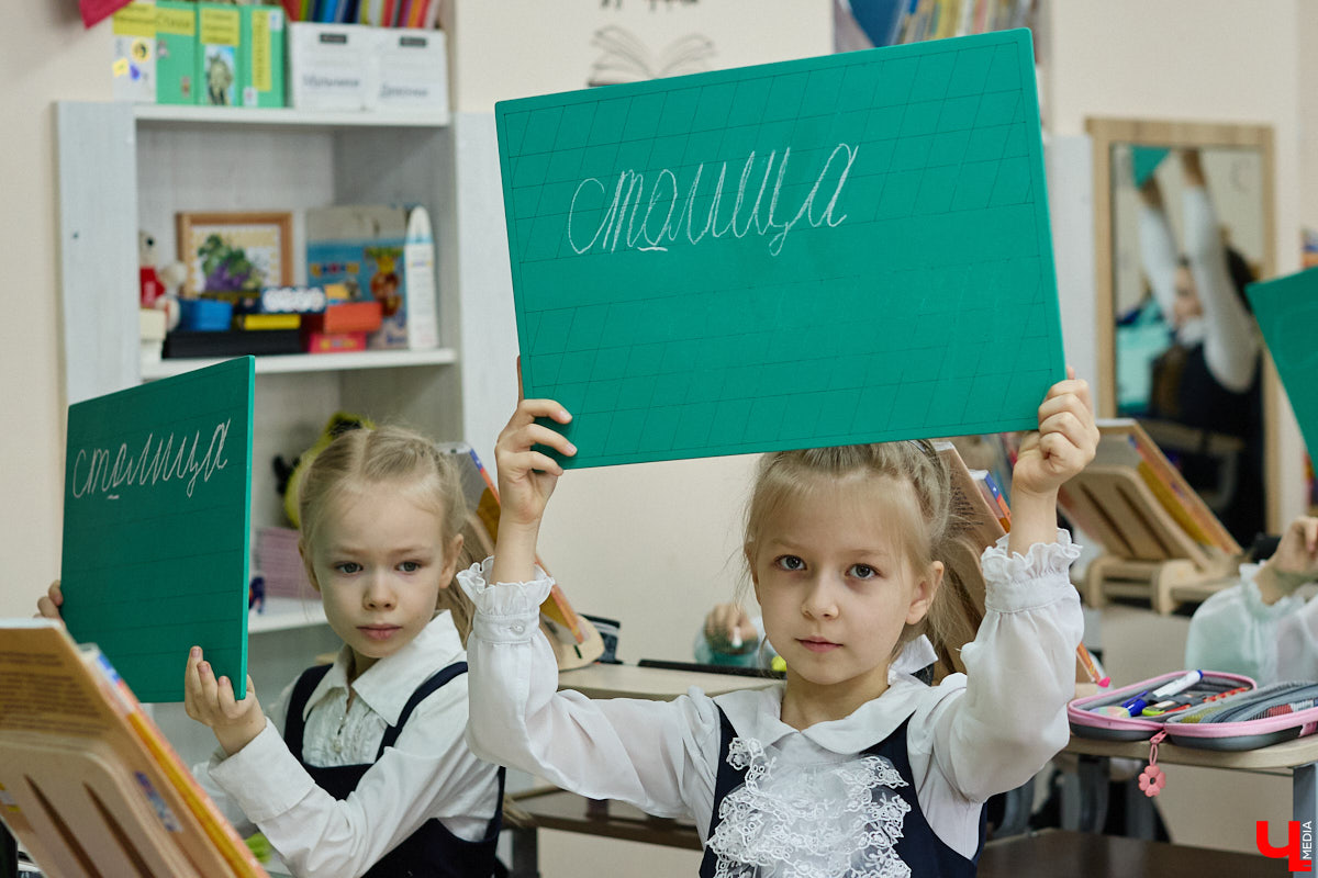 Ученики первого класса школы № 37 учатся в режиме сенсорной свободы и психомоторной раскрепощенности по методике Базарного. Каждые 15 минут дети по очереди встают и садятся, следят за знаком бесконечности на потолке, балансируют на тренажере, много играют и мало болеют. «Ключ-Медиа» пригласили на занятия по необычной программе.