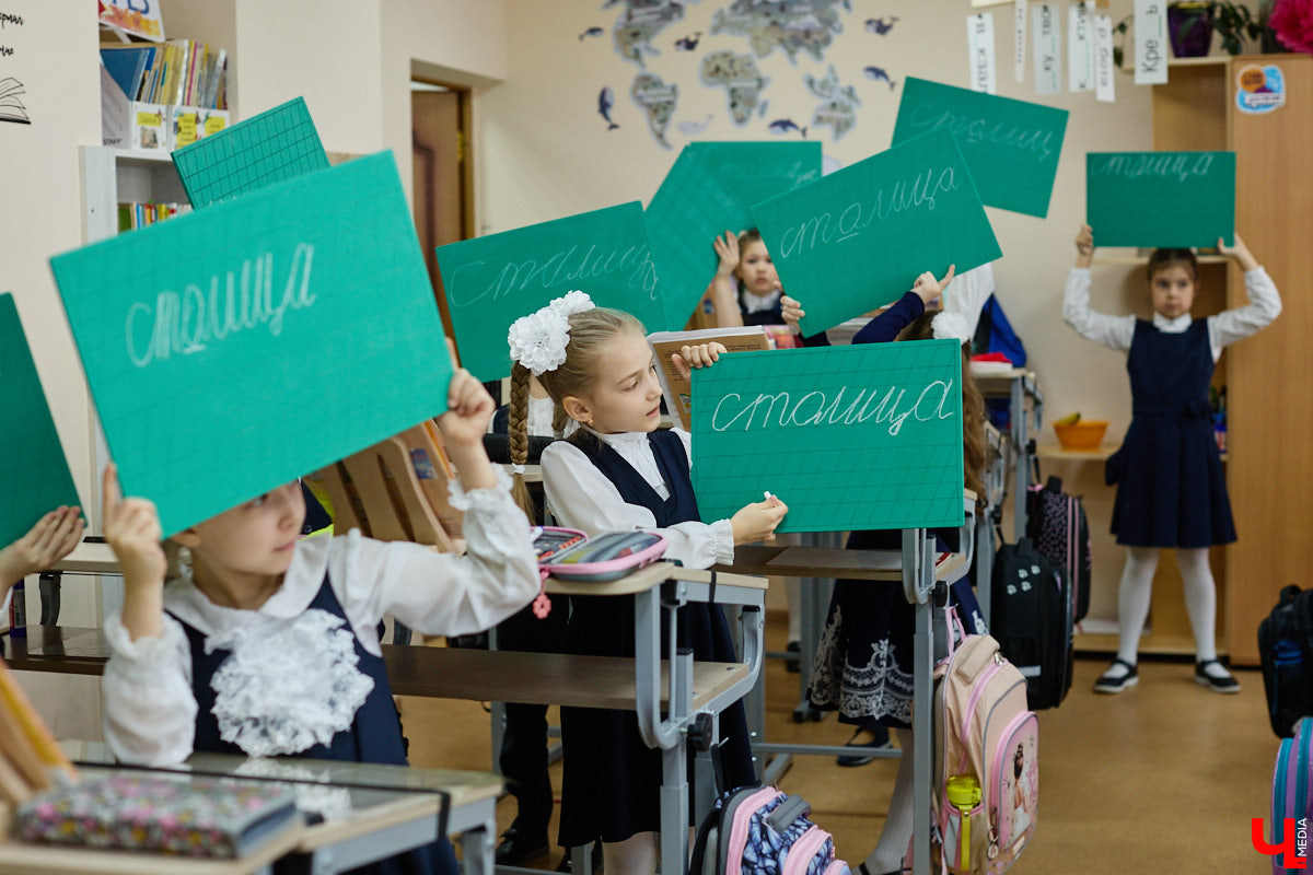 Ученики первого класса школы № 37 учатся в режиме сенсорной свободы и психомоторной раскрепощенности по методике Базарного. Каждые 15 минут дети по очереди встают и садятся, следят за знаком бесконечности на потолке, балансируют на тренажере, много играют и мало болеют. «Ключ-Медиа» пригласили на занятия по необычной программе.