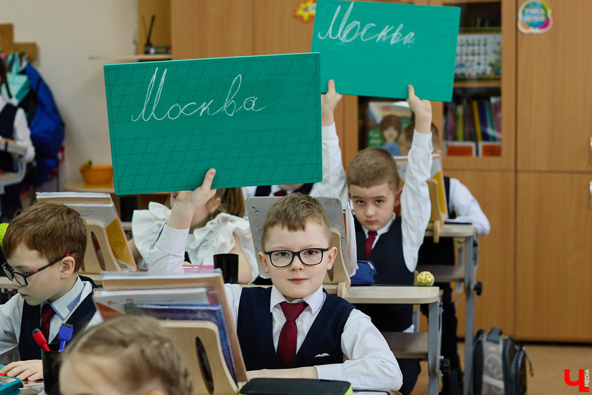 Ученики первого класса школы № 37 учатся в режиме сенсорной свободы и психомоторной раскрепощенности по методике Базарного. Каждые 15 минут дети по очереди встают и садятся, следят за знаком бесконечности на потолке, балансируют на тренажере, много играют и мало болеют. «Ключ-Медиа» пригласили на занятия по необычной программе.