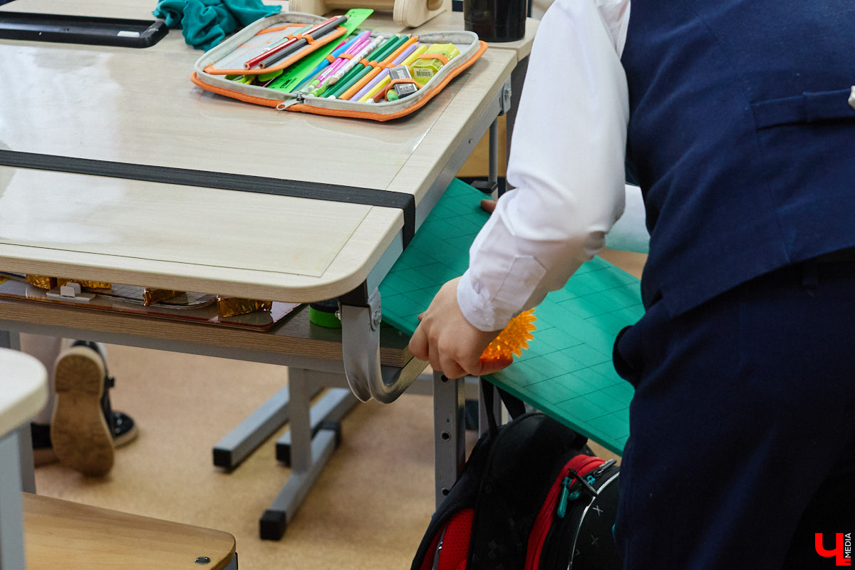 Ученики первого класса школы № 37 учатся в режиме сенсорной свободы и психомоторной раскрепощенности по методике Базарного. Каждые 15 минут дети по очереди встают и садятся, следят за знаком бесконечности на потолке, балансируют на тренажере, много играют и мало болеют. «Ключ-Медиа» пригласили на занятия по необычной программе.