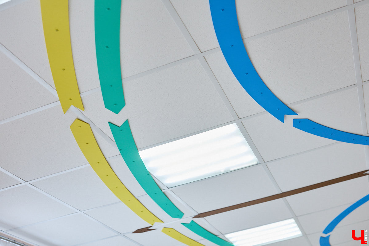 Ученики первого класса школы № 37 учатся в режиме сенсорной свободы и психомоторной раскрепощенности по методике Базарного. Каждые 15 минут дети по очереди встают и садятся, следят за знаком бесконечности на потолке, балансируют на тренажере, много играют и мало болеют. «Ключ-Медиа» пригласили на занятия по необычной программе.