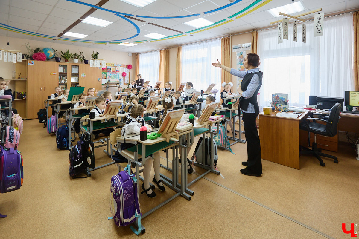 Ученики первого класса школы № 37 учатся в режиме сенсорной свободы и психомоторной раскрепощенности по методике Базарного. Каждые 15 минут дети по очереди встают и садятся, следят за знаком бесконечности на потолке, балансируют на тренажере, много играют и мало болеют. «Ключ-Медиа» пригласили на занятия по необычной программе.