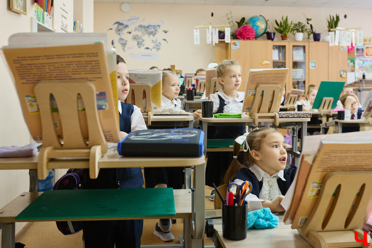 Ученики первого класса школы № 37 учатся в режиме сенсорной свободы и психомоторной раскрепощенности по методике Базарного. Каждые 15 минут дети по очереди встают и садятся, следят за знаком бесконечности на потолке, балансируют на тренажере, много играют и мало болеют. «Ключ-Медиа» пригласили на занятия по необычной программе.