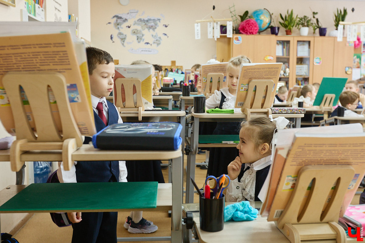 Ученики первого класса школы № 37 учатся в режиме сенсорной свободы и психомоторной раскрепощенности по методике Базарного. Каждые 15 минут дети по очереди встают и садятся, следят за знаком бесконечности на потолке, балансируют на тренажере, много играют и мало болеют. «Ключ-Медиа» пригласили на занятия по необычной программе.