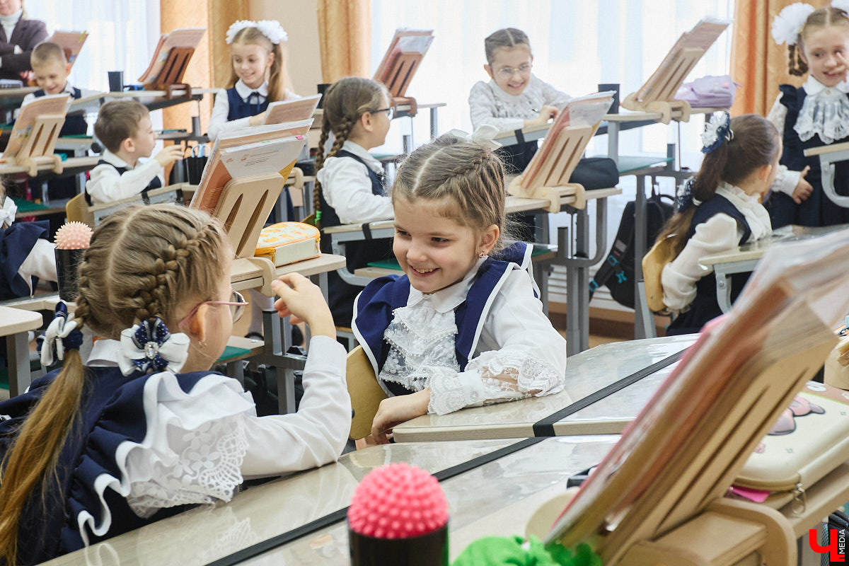 Ученики первого класса школы № 37 учатся в режиме сенсорной свободы и психомоторной раскрепощенности по методике Базарного. Каждые 15 минут дети по очереди встают и садятся, следят за знаком бесконечности на потолке, балансируют на тренажере, много играют и мало болеют. «Ключ-Медиа» пригласили на занятия по необычной программе.