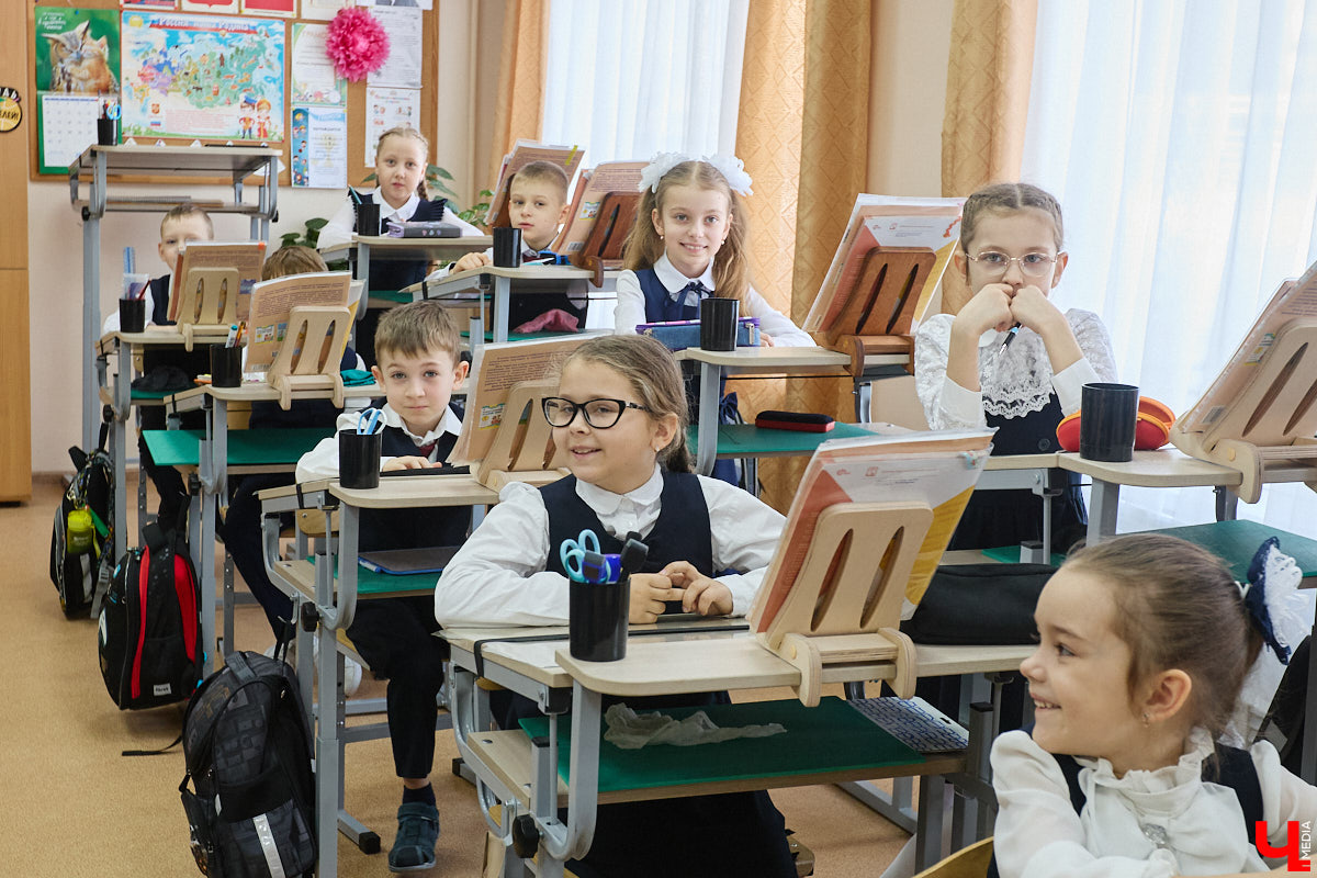 Ученики первого класса школы № 37 учатся в режиме сенсорной свободы и психомоторной раскрепощенности по методике Базарного. Каждые 15 минут дети по очереди встают и садятся, следят за знаком бесконечности на потолке, балансируют на тренажере, много играют и мало болеют. «Ключ-Медиа» пригласили на занятия по необычной программе.