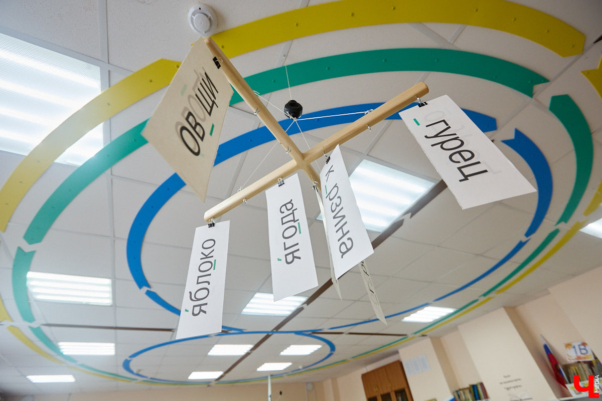 Ученики первого класса школы № 37 учатся в режиме сенсорной свободы и психомоторной раскрепощенности по методике Базарного. Каждые 15 минут дети по очереди встают и садятся, следят за знаком бесконечности на потолке, балансируют на тренажере, много играют и мало болеют. «Ключ-Медиа» пригласили на занятия по необычной программе.