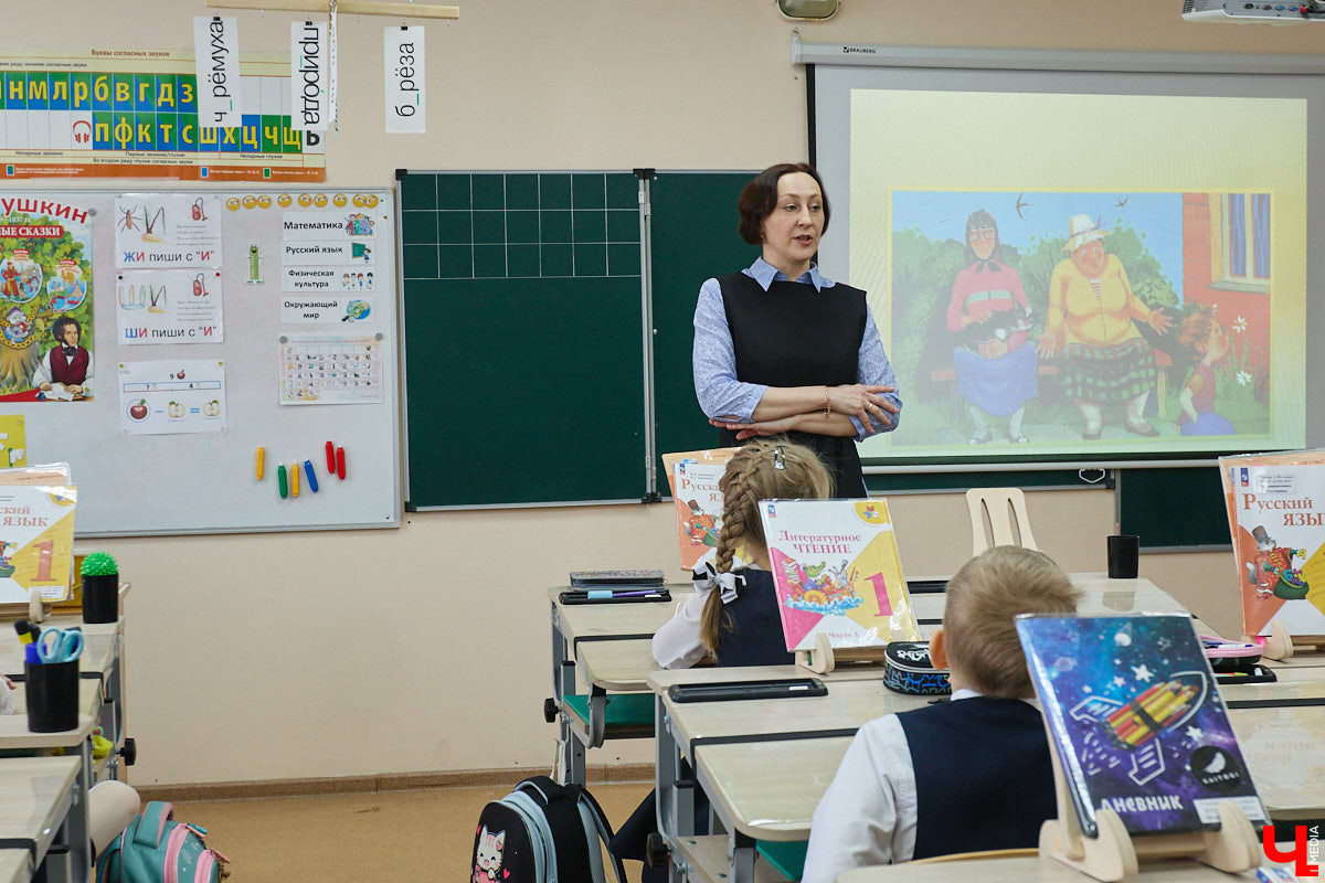 Ученики первого класса школы № 37 учатся в режиме сенсорной свободы и психомоторной раскрепощенности по методике Базарного. Каждые 15 минут дети по очереди встают и садятся, следят за знаком бесконечности на потолке, балансируют на тренажере, много играют и мало болеют. «Ключ-Медиа» пригласили на занятия по необычной программе.