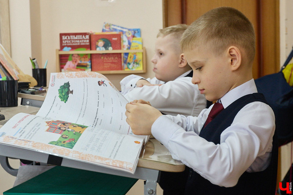 Ученики первого класса школы № 37 учатся в режиме сенсорной свободы и психомоторной раскрепощенности по методике Базарного. Каждые 15 минут дети по очереди встают и садятся, следят за знаком бесконечности на потолке, балансируют на тренажере, много играют и мало болеют. «Ключ-Медиа» пригласили на занятия по необычной программе.