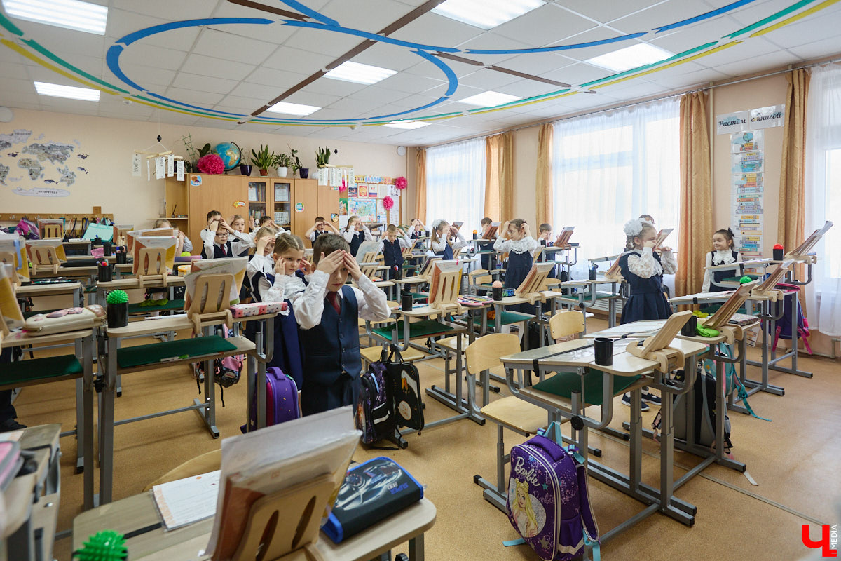 Ученики первого класса школы № 37 учатся в режиме сенсорной свободы и психомоторной раскрепощенности по методике Базарного. Каждые 15 минут дети по очереди встают и садятся, следят за знаком бесконечности на потолке, балансируют на тренажере, много играют и мало болеют. «Ключ-Медиа» пригласили на занятия по необычной программе.