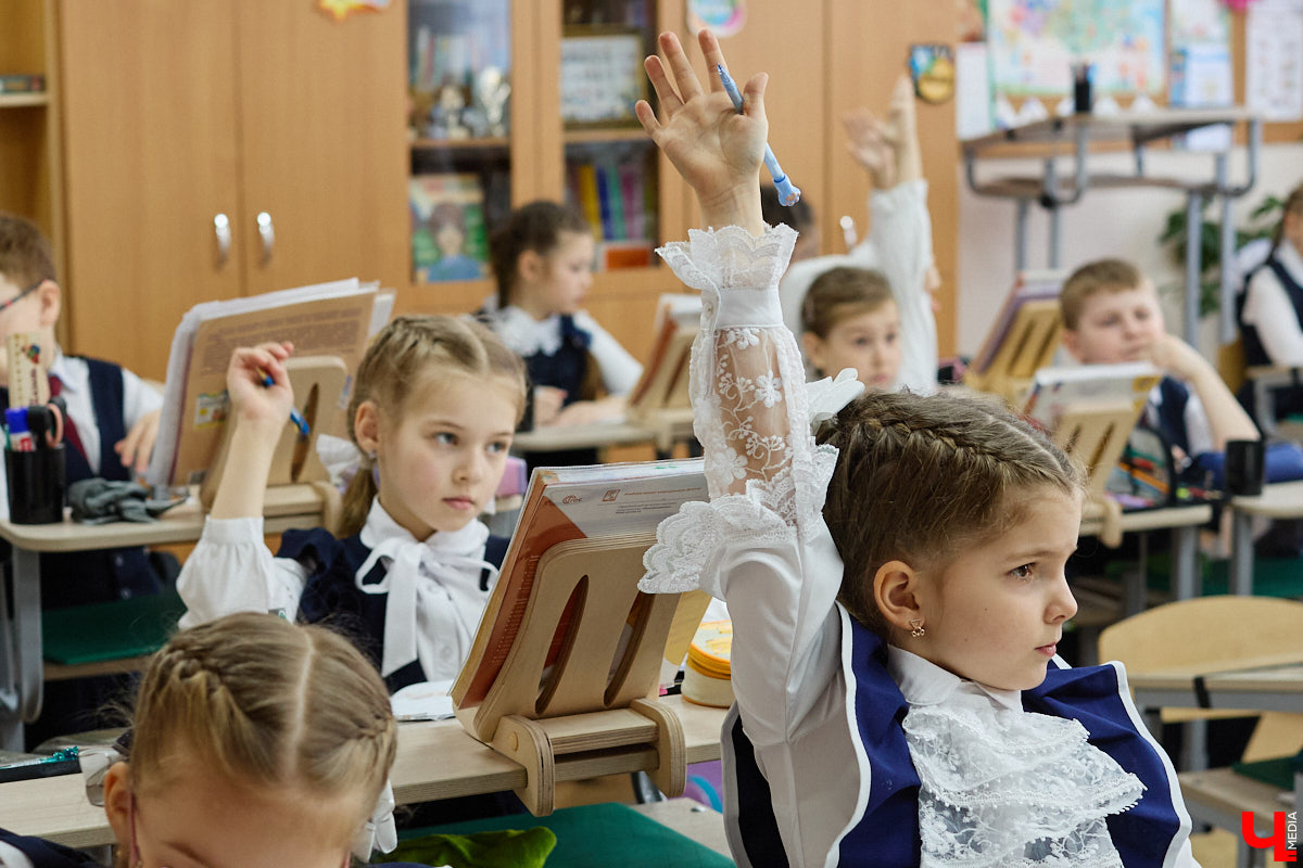 Ученики первого класса школы № 37 учатся в режиме сенсорной свободы и психомоторной раскрепощенности по методике Базарного. Каждые 15 минут дети по очереди встают и садятся, следят за знаком бесконечности на потолке, балансируют на тренажере, много играют и мало болеют. «Ключ-Медиа» пригласили на занятия по необычной программе.