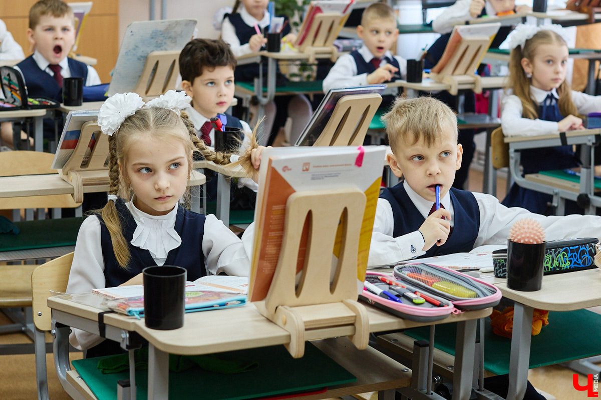 Ученики первого класса школы № 37 учатся в режиме сенсорной свободы и психомоторной раскрепощенности по методике Базарного. Каждые 15 минут дети по очереди встают и садятся, следят за знаком бесконечности на потолке, балансируют на тренажере, много играют и мало болеют. «Ключ-Медиа» пригласили на занятия по необычной программе.