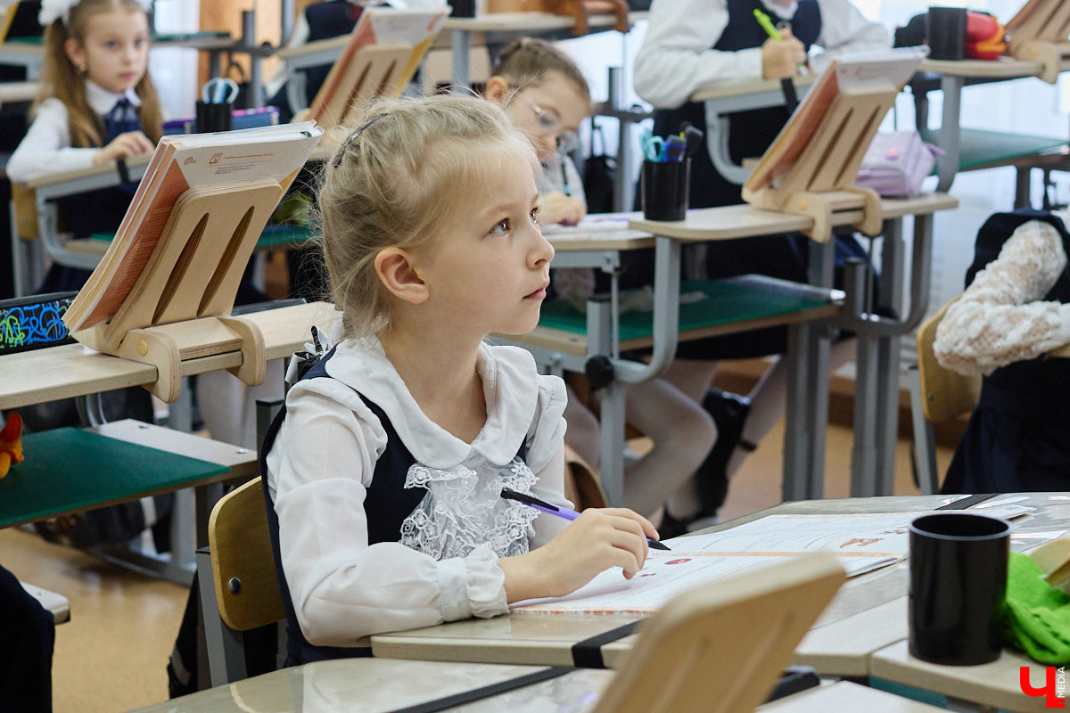 Ученики первого класса школы № 37 учатся в режиме сенсорной свободы и психомоторной раскрепощенности по методике Базарного. Каждые 15 минут дети по очереди встают и садятся, следят за знаком бесконечности на потолке, балансируют на тренажере, много играют и мало болеют. «Ключ-Медиа» пригласили на занятия по необычной программе.