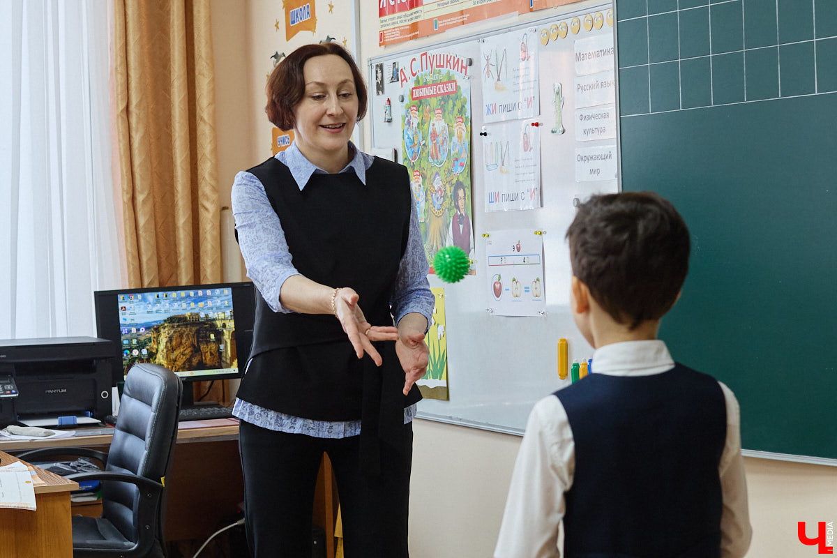 Ученики первого класса школы № 37 учатся в режиме сенсорной свободы и психомоторной раскрепощенности по методике Базарного. Каждые 15 минут дети по очереди встают и садятся, следят за знаком бесконечности на потолке, балансируют на тренажере, много играют и мало болеют. «Ключ-Медиа» пригласили на занятия по необычной программе.