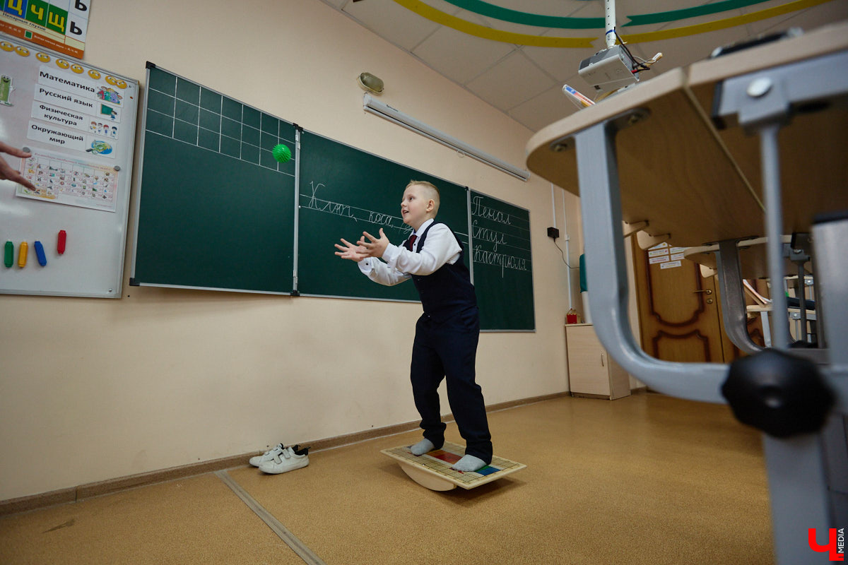 Ученики первого класса школы № 37 учатся в режиме сенсорной свободы и психомоторной раскрепощенности по методике Базарного. Каждые 15 минут дети по очереди встают и садятся, следят за знаком бесконечности на потолке, балансируют на тренажере, много играют и мало болеют. «Ключ-Медиа» пригласили на занятия по необычной программе.