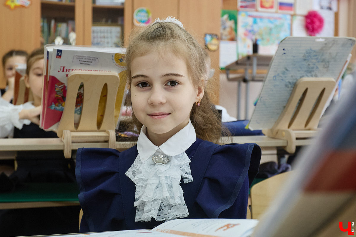 Ученики первого класса школы № 37 учатся в режиме сенсорной свободы и психомоторной раскрепощенности по методике Базарного. Каждые 15 минут дети по очереди встают и садятся, следят за знаком бесконечности на потолке, балансируют на тренажере, много играют и мало болеют. «Ключ-Медиа» пригласили на занятия по необычной программе.