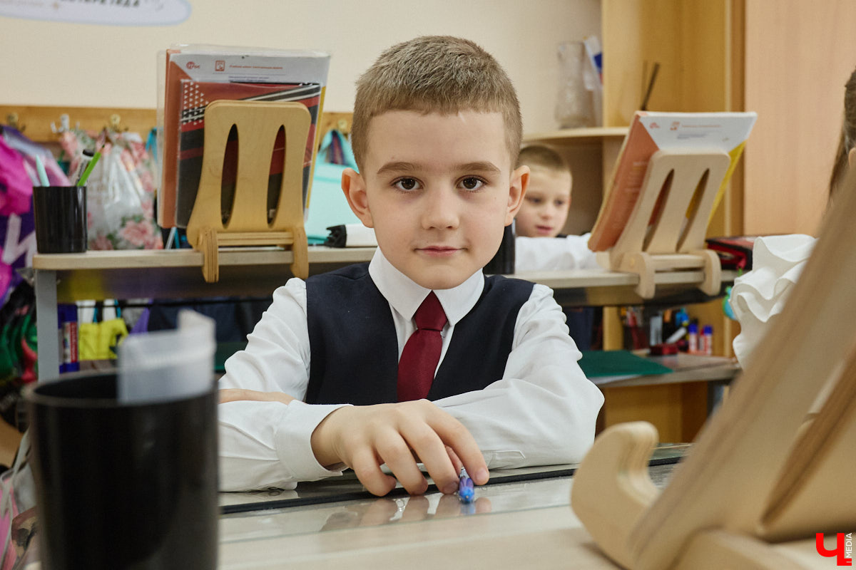 Ученики первого класса школы № 37 учатся в режиме сенсорной свободы и психомоторной раскрепощенности по методике Базарного. Каждые 15 минут дети по очереди встают и садятся, следят за знаком бесконечности на потолке, балансируют на тренажере, много играют и мало болеют. «Ключ-Медиа» пригласили на занятия по необычной программе.