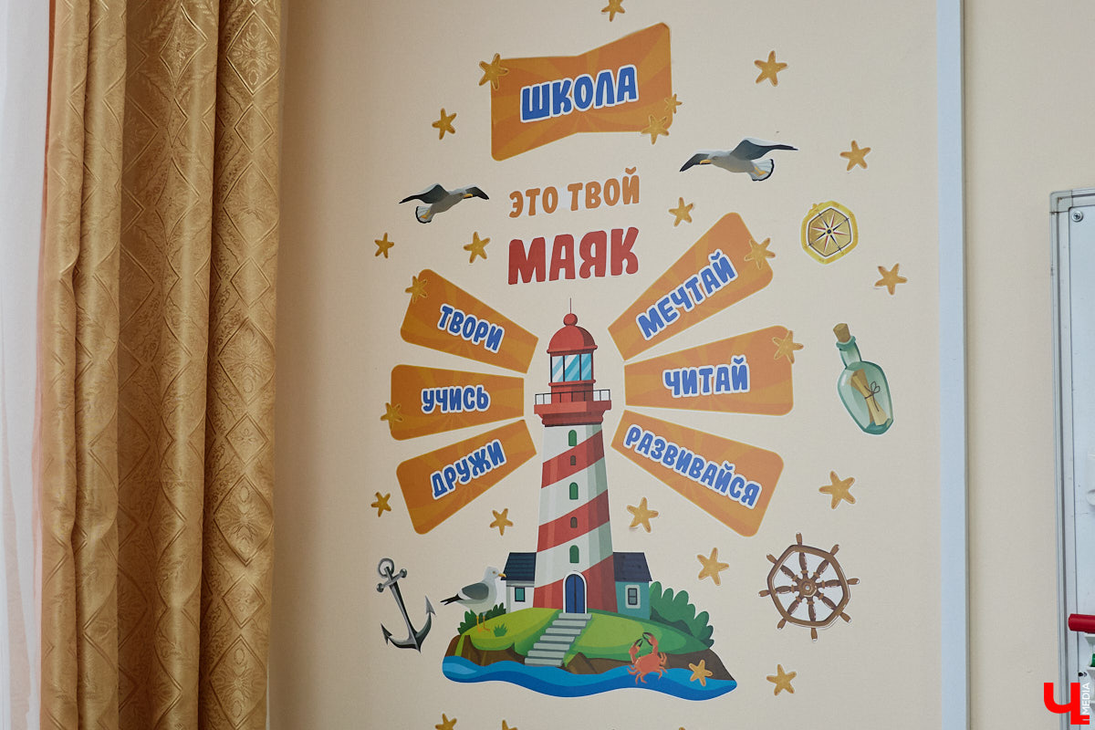 Ученики первого класса школы № 37 учатся в режиме сенсорной свободы и психомоторной раскрепощенности по методике Базарного. Каждые 15 минут дети по очереди встают и садятся, следят за знаком бесконечности на потолке, балансируют на тренажере, много играют и мало болеют. «Ключ-Медиа» пригласили на занятия по необычной программе.