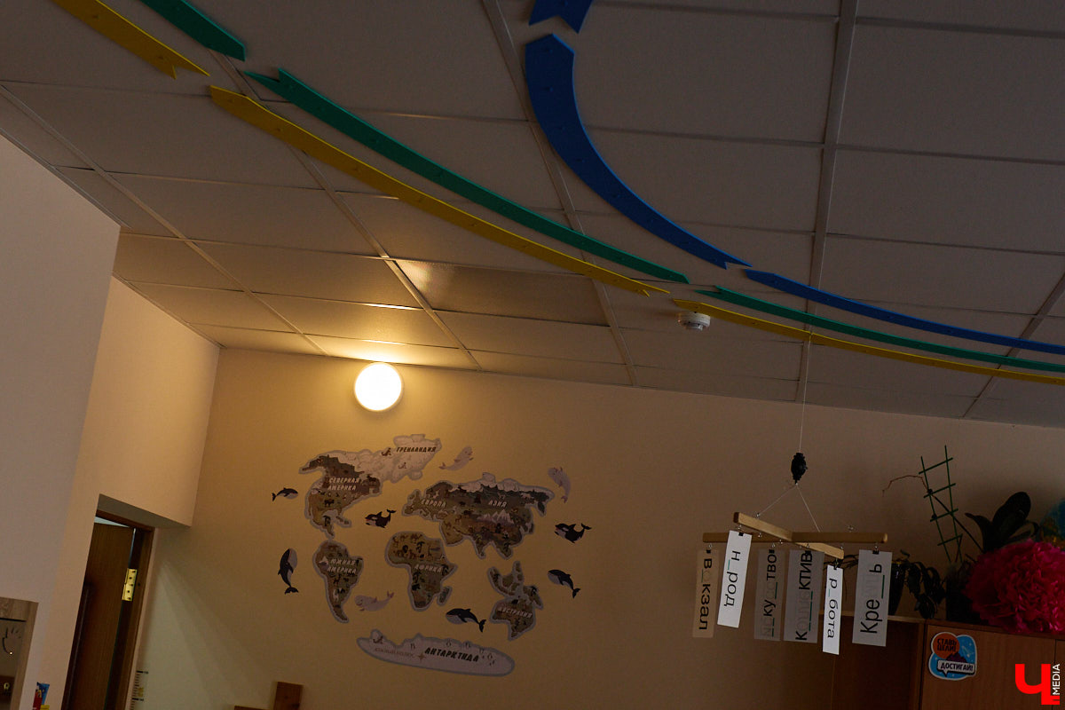 Ученики первого класса школы № 37 учатся в режиме сенсорной свободы и психомоторной раскрепощенности по методике Базарного. Каждые 15 минут дети по очереди встают и садятся, следят за знаком бесконечности на потолке, балансируют на тренажере, много играют и мало болеют. «Ключ-Медиа» пригласили на занятия по необычной программе.