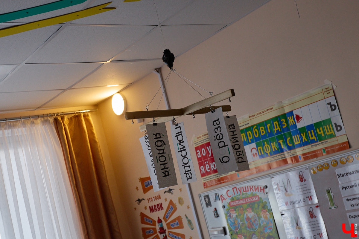 Ученики первого класса школы № 37 учатся в режиме сенсорной свободы и психомоторной раскрепощенности по методике Базарного. Каждые 15 минут дети по очереди встают и садятся, следят за знаком бесконечности на потолке, балансируют на тренажере, много играют и мало болеют. «Ключ-Медиа» пригласили на занятия по необычной программе.