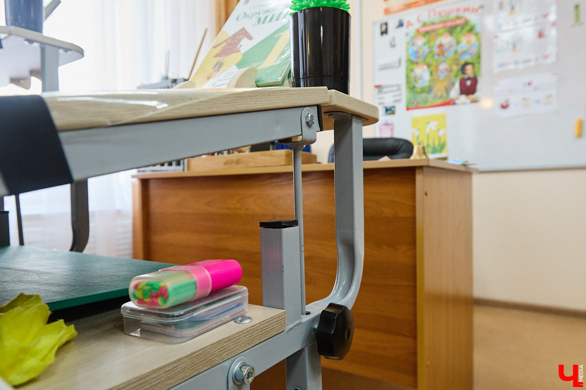 Ученики первого класса школы № 37 учатся в режиме сенсорной свободы и психомоторной раскрепощенности по методике Базарного. Каждые 15 минут дети по очереди встают и садятся, следят за знаком бесконечности на потолке, балансируют на тренажере, много играют и мало болеют. «Ключ-Медиа» пригласили на занятия по необычной программе.