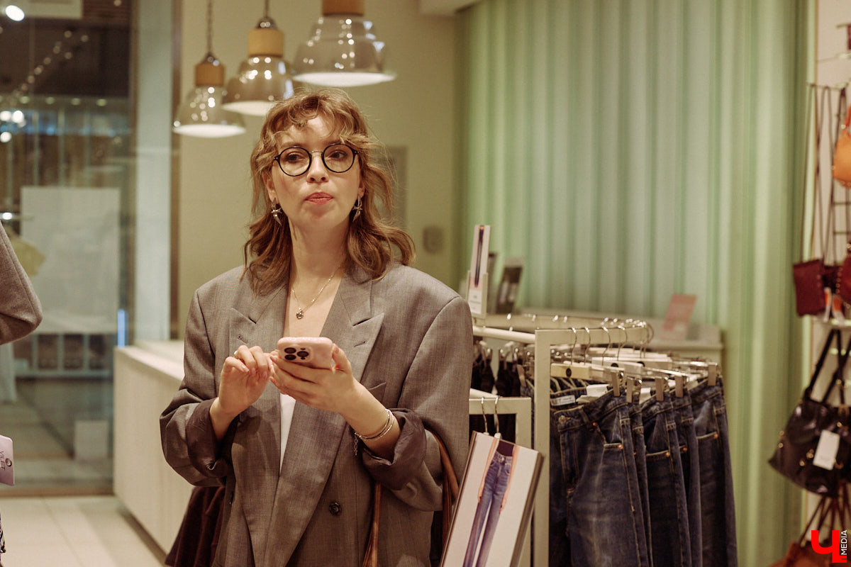 Весна 2026 года началась с фешен-экспериментов! После выхода сериала «Американская история любви» девушки отложили броские вещи в сторонку, дабы в этом сезоне научиться пользоваться базовым гардеробом. Источником их вдохновения стала Кэролин Бессетт-Кеннеди. «Ключ-Медиа» исследовал притягательность образов блондинки с помощью владимирской модели Дарьи Сереченко и стилиста Дины Бердинских.