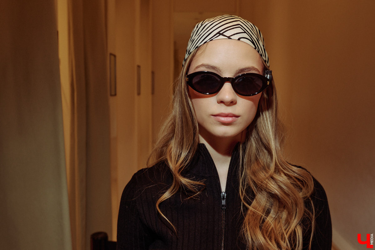 Весна 2026 года началась с фешен-экспериментов! После выхода сериала «Американская история любви» девушки отложили броские вещи в сторонку, дабы в этом сезоне научиться пользоваться базовым гардеробом. Источником их вдохновения стала Кэролин Бессетт-Кеннеди. «Ключ-Медиа» исследовал притягательность образов блондинки с помощью владимирской модели Дарьи Сереченко и стилиста Дины Бердинских.