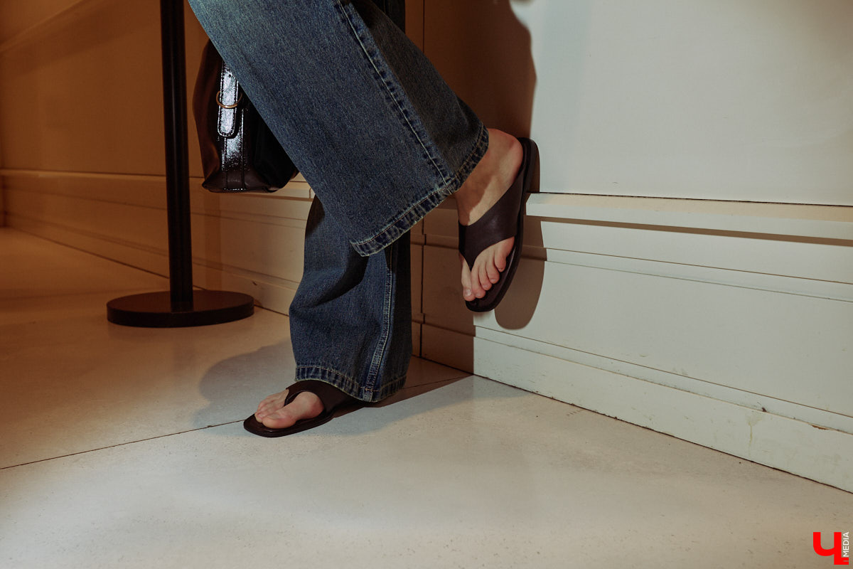 Весна 2026 года началась с фешен-экспериментов! После выхода сериала «Американская история любви» девушки отложили броские вещи в сторонку, дабы в этом сезоне научиться пользоваться базовым гардеробом. Источником их вдохновения стала Кэролин Бессетт-Кеннеди. «Ключ-Медиа» исследовал притягательность образов блондинки с помощью владимирской модели Дарьи Сереченко и стилиста Дины Бердинских.