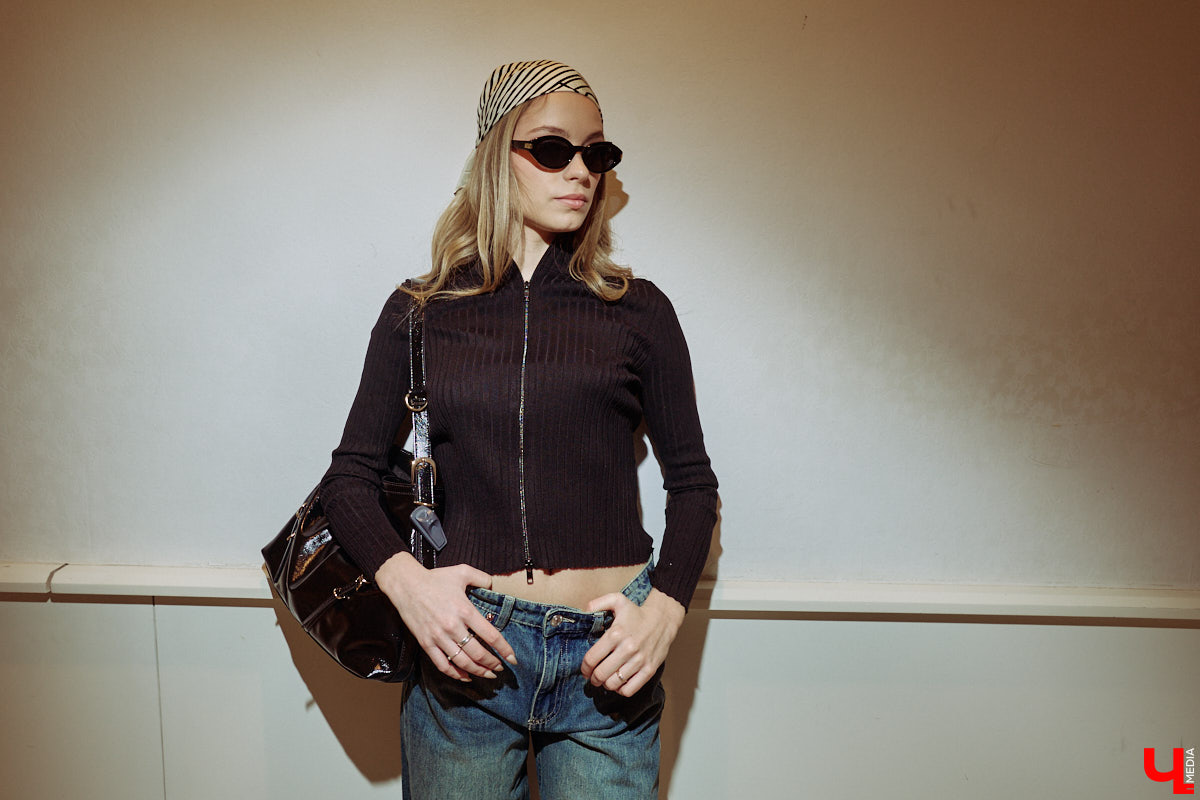 Весна 2026 года началась с фешен-экспериментов! После выхода сериала «Американская история любви» девушки отложили броские вещи в сторонку, дабы в этом сезоне научиться пользоваться базовым гардеробом. Источником их вдохновения стала Кэролин Бессетт-Кеннеди. «Ключ-Медиа» исследовал притягательность образов блондинки с помощью владимирской модели Дарьи Сереченко и стилиста Дины Бердинских.