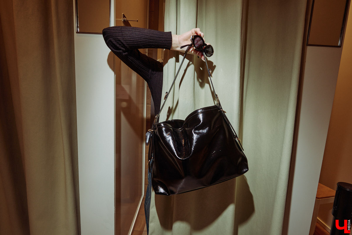 Весна 2026 года началась с фешен-экспериментов! После выхода сериала «Американская история любви» девушки отложили броские вещи в сторонку, дабы в этом сезоне научиться пользоваться базовым гардеробом. Источником их вдохновения стала Кэролин Бессетт-Кеннеди. «Ключ-Медиа» исследовал притягательность образов блондинки с помощью владимирской модели Дарьи Сереченко и стилиста Дины Бердинских.