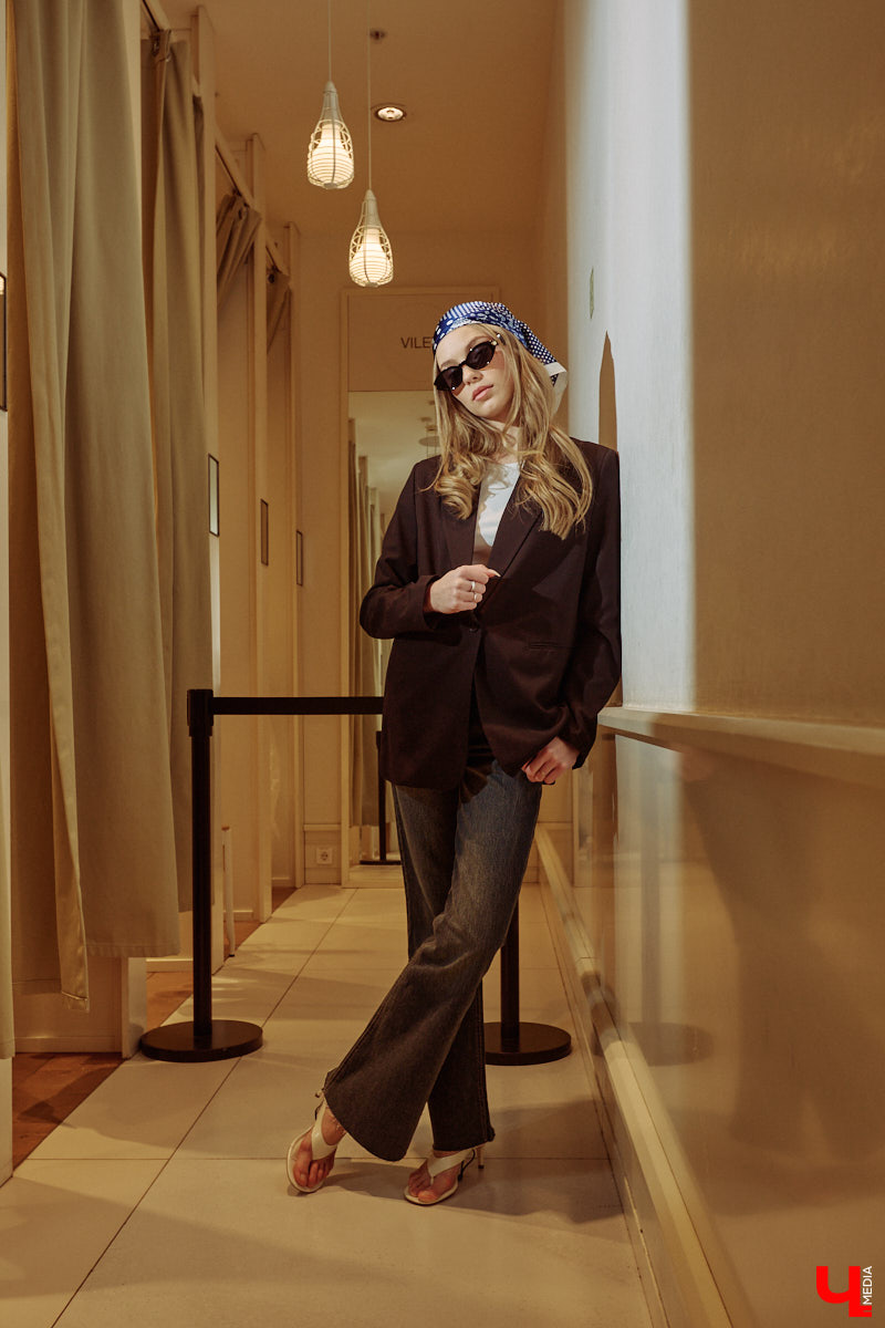 Весна 2026 года началась с фешен-экспериментов! После выхода сериала «Американская история любви» девушки отложили броские вещи в сторонку, дабы в этом сезоне научиться пользоваться базовым гардеробом. Источником их вдохновения стала Кэролин Бессетт-Кеннеди. «Ключ-Медиа» исследовал притягательность образов блондинки с помощью владимирской модели Дарьи Сереченко и стилиста Дины Бердинских.