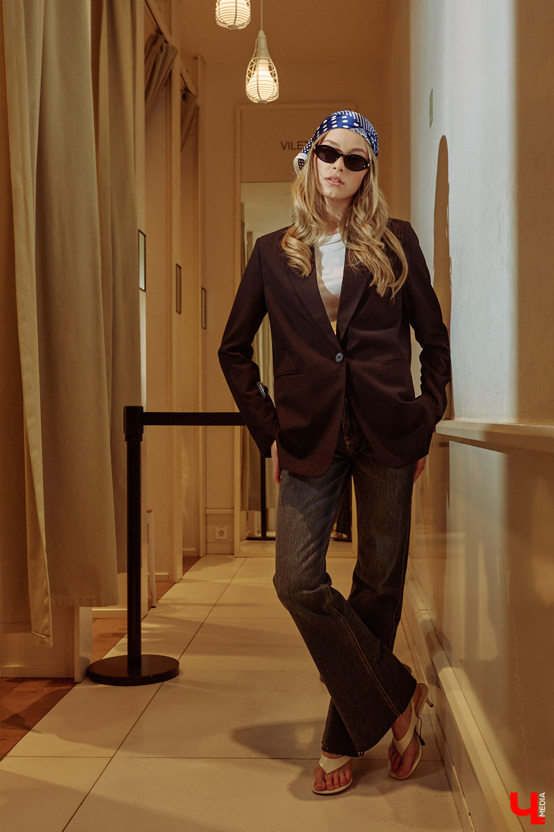 Весна 2026 года началась с фешен-экспериментов! После выхода сериала «Американская история любви» девушки отложили броские вещи в сторонку, дабы в этом сезоне научиться пользоваться базовым гардеробом. Источником их вдохновения стала Кэролин Бессетт-Кеннеди. «Ключ-Медиа» исследовал притягательность образов блондинки с помощью владимирской модели Дарьи Сереченко и стилиста Дины Бердинских.