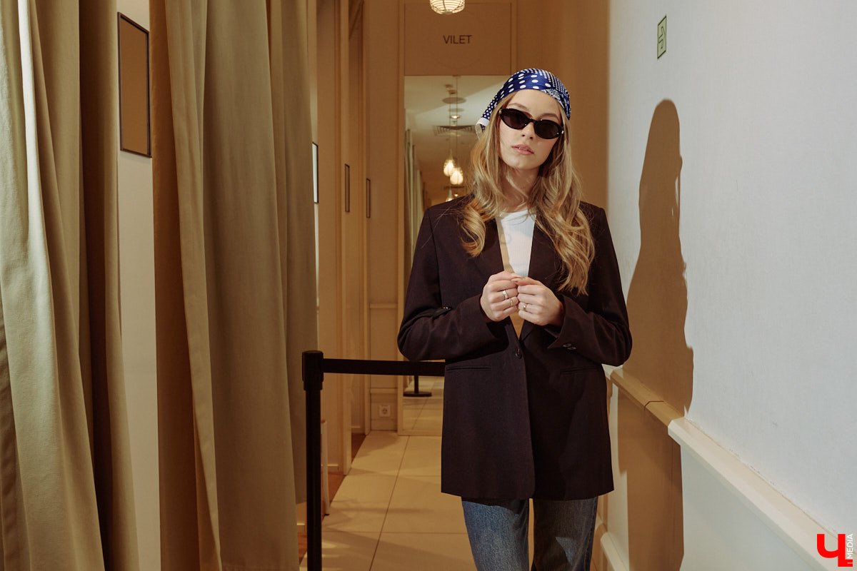 Весна 2026 года началась с фешен-экспериментов! После выхода сериала «Американская история любви» девушки отложили броские вещи в сторонку, дабы в этом сезоне научиться пользоваться базовым гардеробом. Источником их вдохновения стала Кэролин Бессетт-Кеннеди. «Ключ-Медиа» исследовал притягательность образов блондинки с помощью владимирской модели Дарьи Сереченко и стилиста Дины Бердинских.