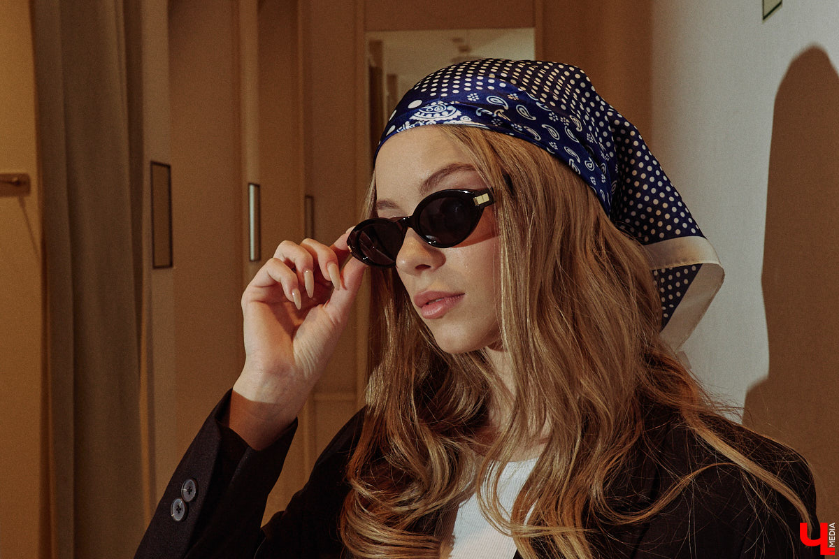 Весна 2026 года началась с фешен-экспериментов! После выхода сериала «Американская история любви» девушки отложили броские вещи в сторонку, дабы в этом сезоне научиться пользоваться базовым гардеробом. Источником их вдохновения стала Кэролин Бессетт-Кеннеди. «Ключ-Медиа» исследовал притягательность образов блондинки с помощью владимирской модели Дарьи Сереченко и стилиста Дины Бердинских.