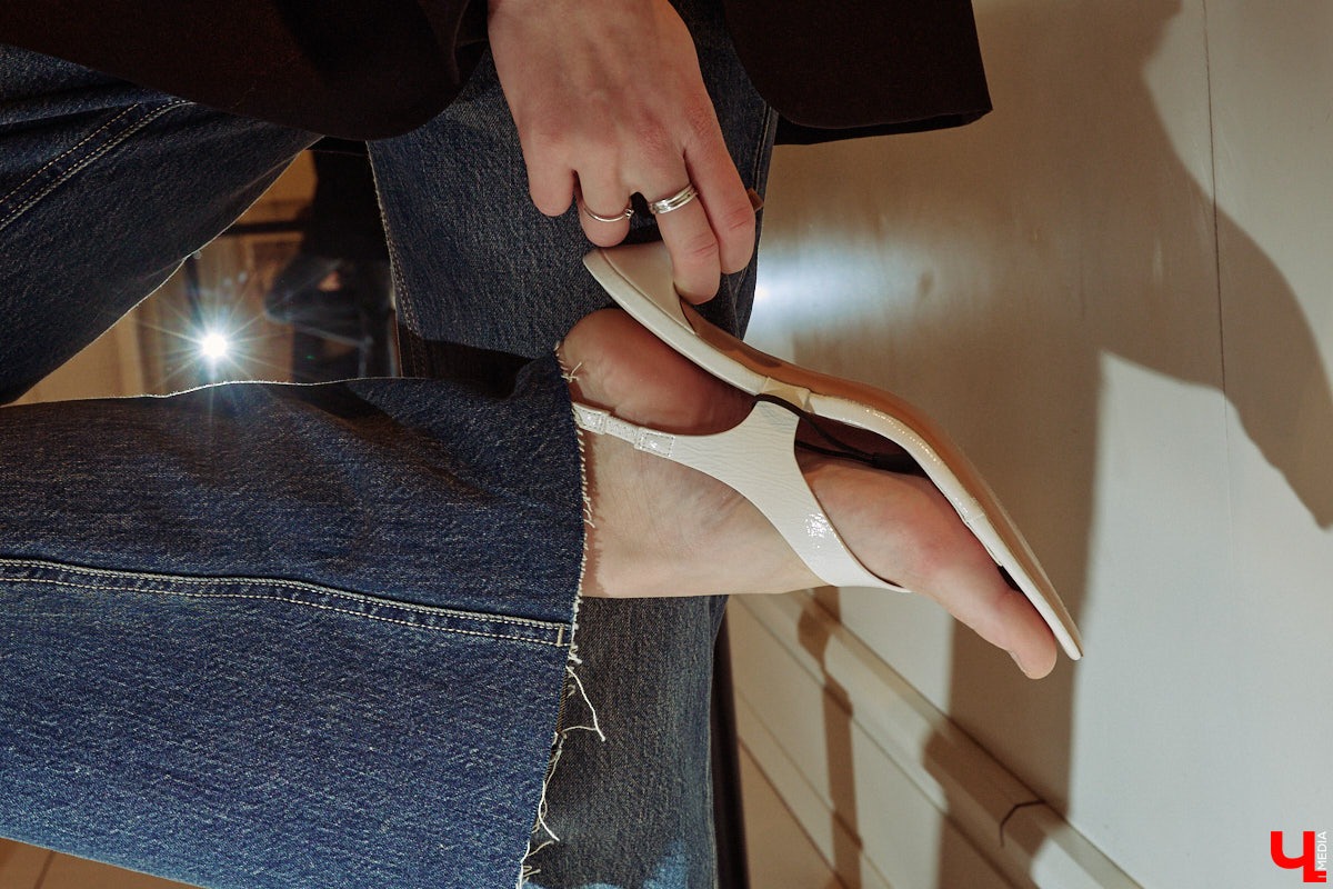 Весна 2026 года началась с фешен-экспериментов! После выхода сериала «Американская история любви» девушки отложили броские вещи в сторонку, дабы в этом сезоне научиться пользоваться базовым гардеробом. Источником их вдохновения стала Кэролин Бессетт-Кеннеди. «Ключ-Медиа» исследовал притягательность образов блондинки с помощью владимирской модели Дарьи Сереченко и стилиста Дины Бердинских.