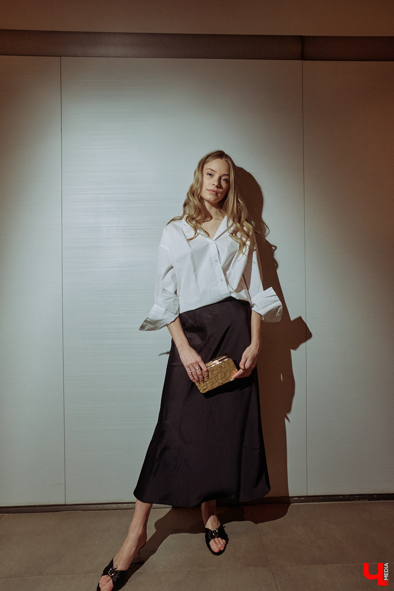 Весна 2026 года началась с фешен-экспериментов! После выхода сериала «Американская история любви» девушки отложили броские вещи в сторонку, дабы в этом сезоне научиться пользоваться базовым гардеробом. Источником их вдохновения стала Кэролин Бессетт-Кеннеди. «Ключ-Медиа» исследовал притягательность образов блондинки с помощью владимирской модели Дарьи Сереченко и стилиста Дины Бердинских.