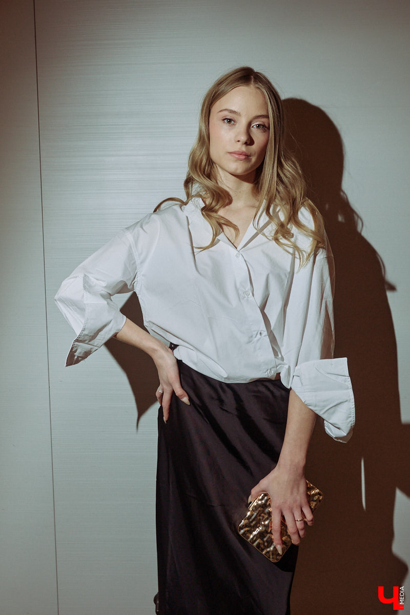 Весна 2026 года началась с фешен-экспериментов! После выхода сериала «Американская история любви» девушки отложили броские вещи в сторонку, дабы в этом сезоне научиться пользоваться базовым гардеробом. Источником их вдохновения стала Кэролин Бессетт-Кеннеди. «Ключ-Медиа» исследовал притягательность образов блондинки с помощью владимирской модели Дарьи Сереченко и стилиста Дины Бердинских.