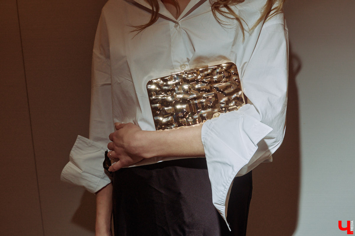 Весна 2026 года началась с фешен-экспериментов! После выхода сериала «Американская история любви» девушки отложили броские вещи в сторонку, дабы в этом сезоне научиться пользоваться базовым гардеробом. Источником их вдохновения стала Кэролин Бессетт-Кеннеди. «Ключ-Медиа» исследовал притягательность образов блондинки с помощью владимирской модели Дарьи Сереченко и стилиста Дины Бердинских.