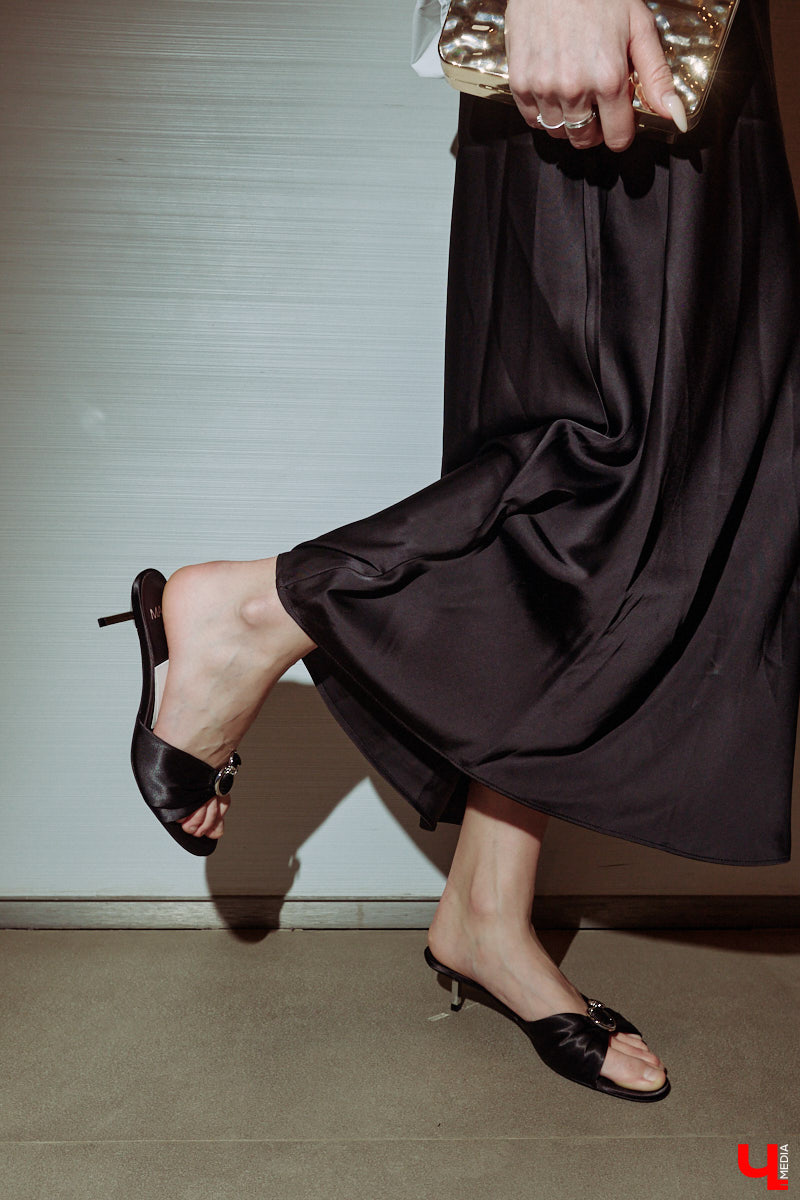 Весна 2026 года началась с фешен-экспериментов! После выхода сериала «Американская история любви» девушки отложили броские вещи в сторонку, дабы в этом сезоне научиться пользоваться базовым гардеробом. Источником их вдохновения стала Кэролин Бессетт-Кеннеди. «Ключ-Медиа» исследовал притягательность образов блондинки с помощью владимирской модели Дарьи Сереченко и стилиста Дины Бердинских.