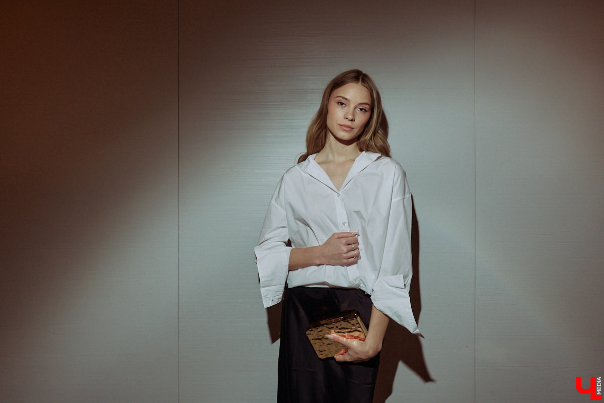 Весна 2026 года началась с фешен-экспериментов! После выхода сериала «Американская история любви» девушки отложили броские вещи в сторонку, дабы в этом сезоне научиться пользоваться базовым гардеробом. Источником их вдохновения стала Кэролин Бессетт-Кеннеди. «Ключ-Медиа» исследовал притягательность образов блондинки с помощью владимирской модели Дарьи Сереченко и стилиста Дины Бердинских.