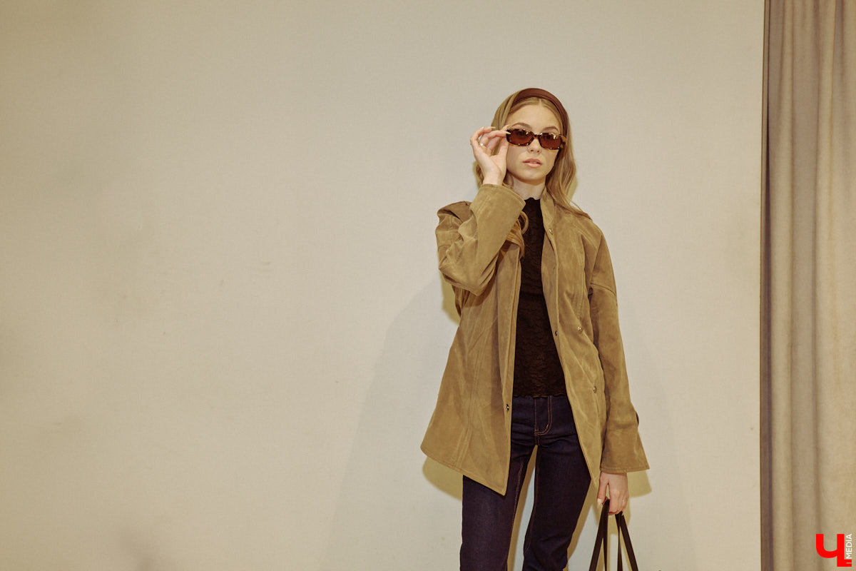 Весна 2026 года началась с фешен-экспериментов! После выхода сериала «Американская история любви» девушки отложили броские вещи в сторонку, дабы в этом сезоне научиться пользоваться базовым гардеробом. Источником их вдохновения стала Кэролин Бессетт-Кеннеди. «Ключ-Медиа» исследовал притягательность образов блондинки с помощью владимирской модели Дарьи Сереченко и стилиста Дины Бердинских.