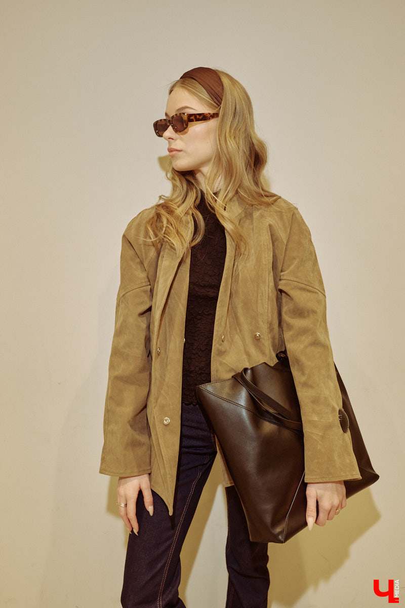Весна 2026 года началась с фешен-экспериментов! После выхода сериала «Американская история любви» девушки отложили броские вещи в сторонку, дабы в этом сезоне научиться пользоваться базовым гардеробом. Источником их вдохновения стала Кэролин Бессетт-Кеннеди. «Ключ-Медиа» исследовал притягательность образов блондинки с помощью владимирской модели Дарьи Сереченко и стилиста Дины Бердинских.