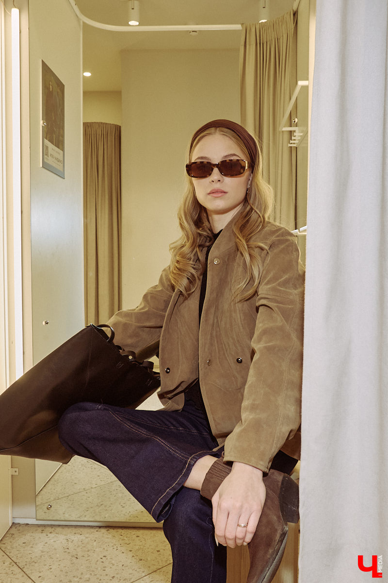 Весна 2026 года началась с фешен-экспериментов! После выхода сериала «Американская история любви» девушки отложили броские вещи в сторонку, дабы в этом сезоне научиться пользоваться базовым гардеробом. Источником их вдохновения стала Кэролин Бессетт-Кеннеди. «Ключ-Медиа» исследовал притягательность образов блондинки с помощью владимирской модели Дарьи Сереченко и стилиста Дины Бердинских.