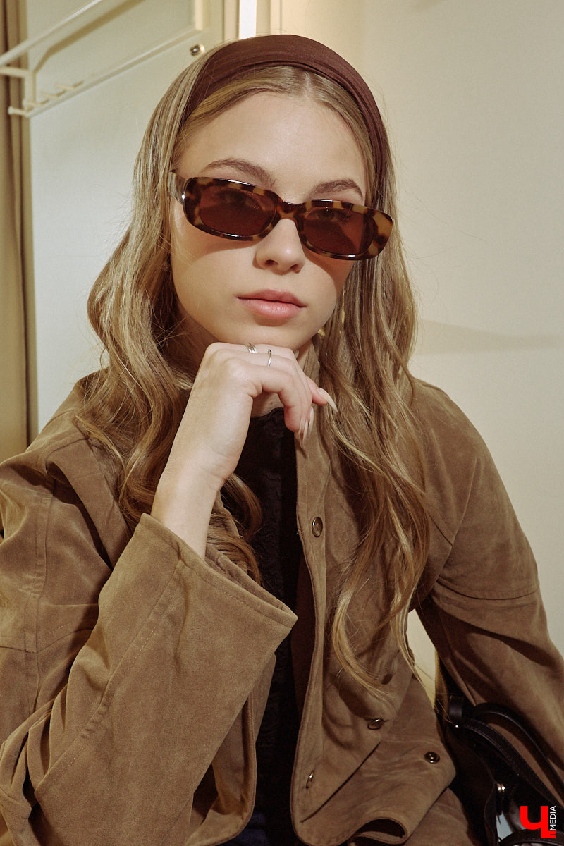 Весна 2026 года началась с фешен-экспериментов! После выхода сериала «Американская история любви» девушки отложили броские вещи в сторонку, дабы в этом сезоне научиться пользоваться базовым гардеробом. Источником их вдохновения стала Кэролин Бессетт-Кеннеди. «Ключ-Медиа» исследовал притягательность образов блондинки с помощью владимирской модели Дарьи Сереченко и стилиста Дины Бердинских.