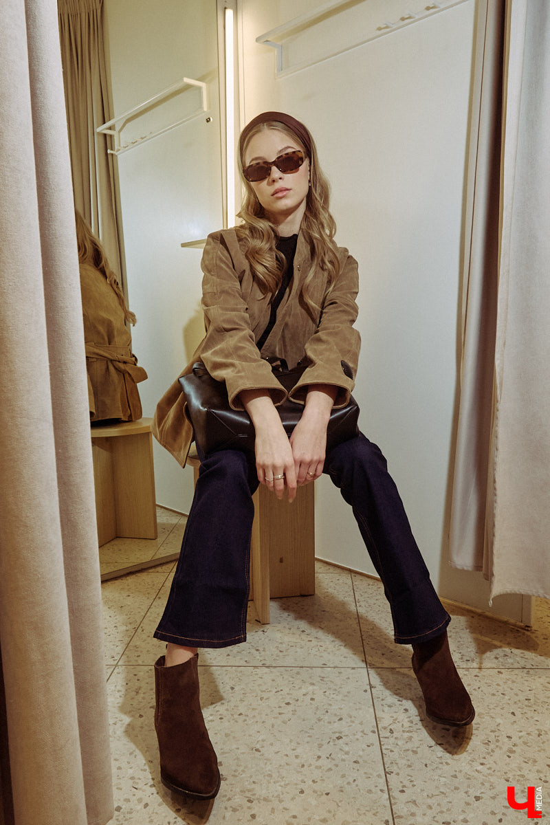 Весна 2026 года началась с фешен-экспериментов! После выхода сериала «Американская история любви» девушки отложили броские вещи в сторонку, дабы в этом сезоне научиться пользоваться базовым гардеробом. Источником их вдохновения стала Кэролин Бессетт-Кеннеди. «Ключ-Медиа» исследовал притягательность образов блондинки с помощью владимирской модели Дарьи Сереченко и стилиста Дины Бердинских.